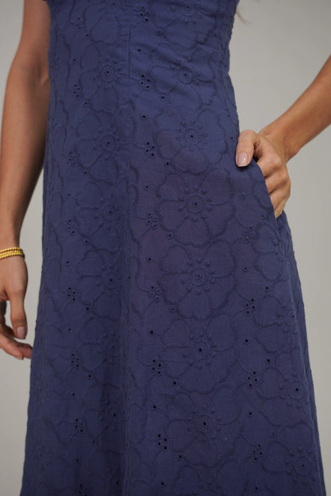 VESTIDO LARGO EN OJALILLO CON DETALLE EN TIRAS, ESCOTE DELICADO Y BOLSILLOS REF 1506