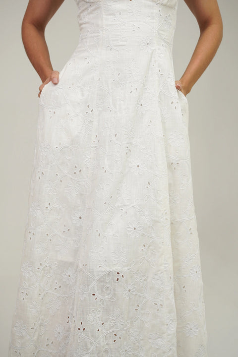 VESTIDO LARGO EN OJALILLO CON DETALLE EN TIRAS, ESCOTE DELICADO Y BOLSILLOS REF 1506