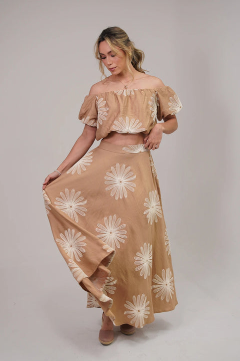 SET DE FALDA LARGA Y TOP OFF SHOULDER CON BORDADOS FLORALES REF 1429