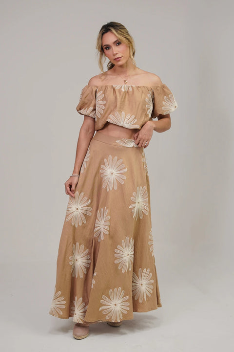 SET DE FALDA LARGA Y TOP OFF SHOULDER CON BORDADOS FLORALES REF 1429