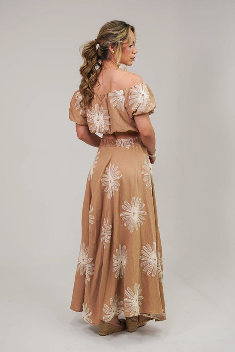 SET DE FALDA LARGA Y TOP OFF SHOULDER CON BORDADOS FLORALES REF 1429