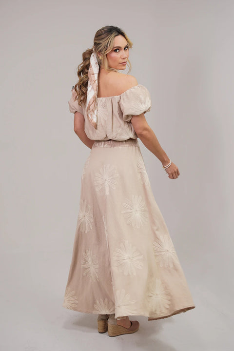 SET DE FALDA LARGA Y TOP OFF SHOULDER CON BORDADOS FLORALES REF 1429