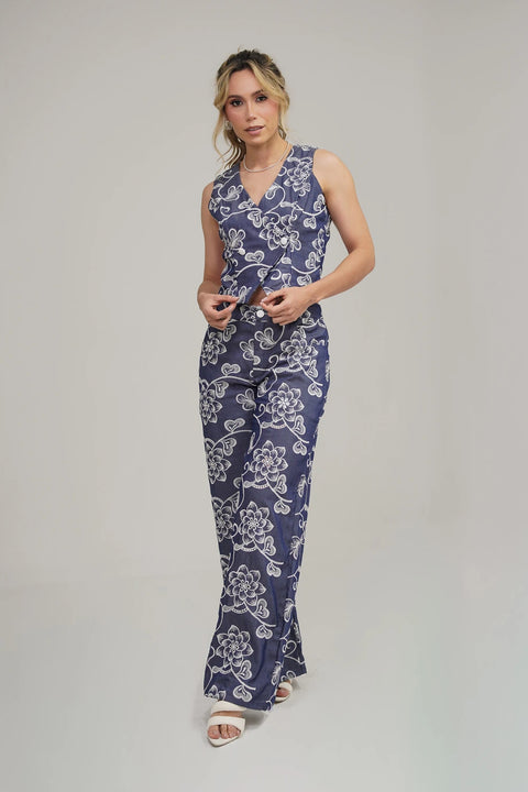 SET DE CHAMBRAY CON CHALECO CRUZADO DE DOS BOTONES Y PANTALÓN RECTO BORDADO EN FLORES REF 1427