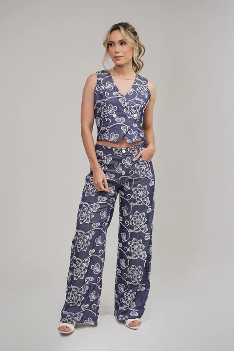 SET DE CHAMBRAY CON CHALECO CRUZADO DE DOS BOTONES Y PANTALÓN RECTO BORDADO EN FLORES REF 1427