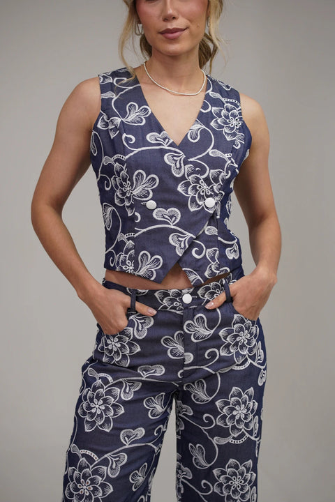 SET DE CHAMBRAY CON CHALECO CRUZADO DE DOS BOTONES Y PANTALÓN RECTO BORDADO EN FLORES REF 1427