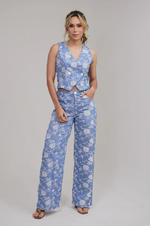 SET DE CHAMBRAY CON CHALECO CRUZADO DE DOS BOTONES Y PANTALÓN RECTO BORDADO EN FLORES REF 1427
