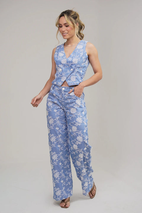 SET DE CHAMBRAY CON CHALECO CRUZADO DE DOS BOTONES Y PANTALÓN RECTO BORDADO EN FLORES REF 1427