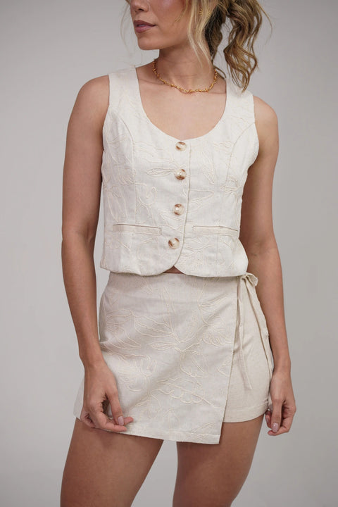 SET DE CHALECO CROPPED Y FALDA SHORT EN LINO CON BORDADO REF 1422