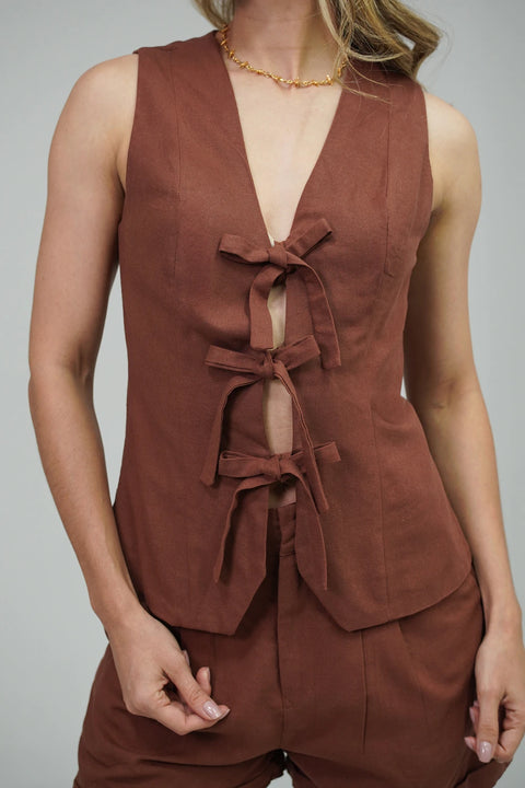 SET DE SHORT CON PLIEGUES Y CHALECO MOÑOS REF 1416