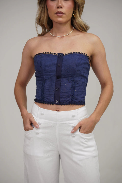 TOP STRAPLESS DE OJALILLO CON DETALLE DE BOTONES Y AJUSTE ELASTICO EN LA ESPALDA REF 0515