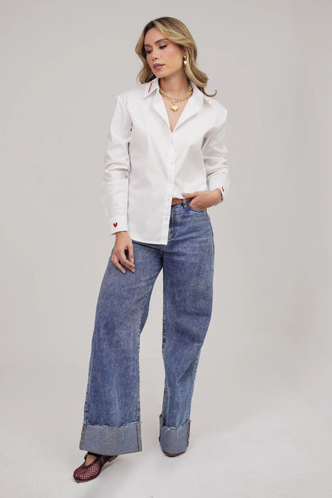 CAMISA SEMI OVERSIZE CON BORDADO EN EL CUELLO Y PUÑO REF 0329