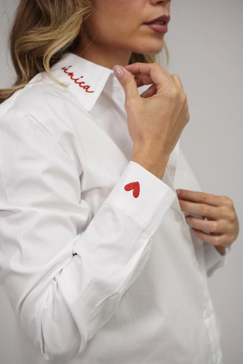 CAMISA SEMI OVERSIZE CON BORDADO EN EL CUELLO Y PUÑO REF 0329