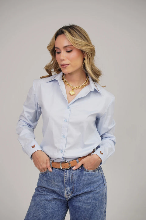 CAMISA SEMI OVERSIZE CON BORDADO EN EL CUELLO Y PUÑO REF 0329