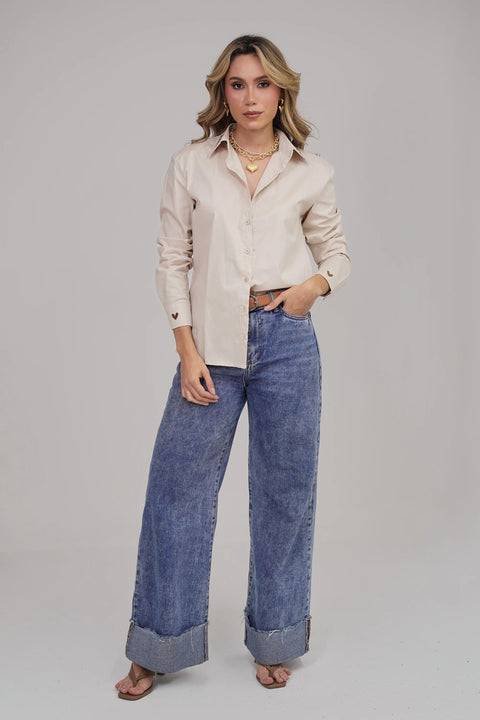 CAMISA SEMI OVERSIZE CON BORDADO EN EL CUELLO Y PUÑO REF 0329