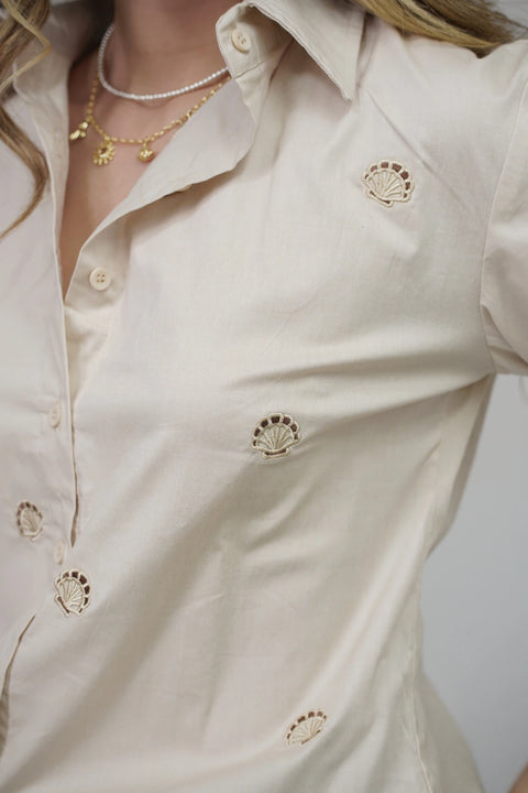 CAMISA SEMI OVERSIZE CON BORDADOS DE CONCHAS REF 0328
