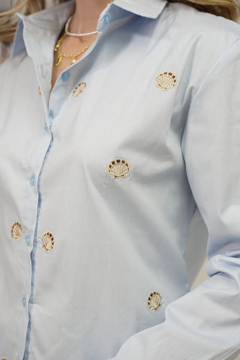 CAMISA SEMI OVERSIZE CON BORDADOS DE CONCHAS REF 0328