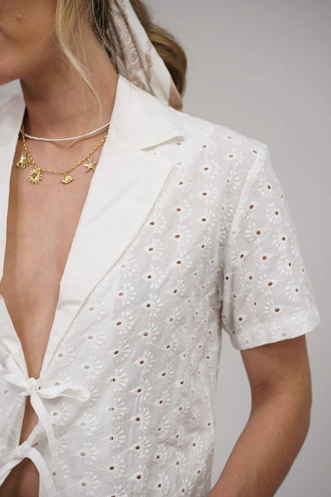 CAMISA DE OJALILLO MANGA CORTA, CUELLO DE SOLAPA Y LAZOS FRONTALES REF 0321