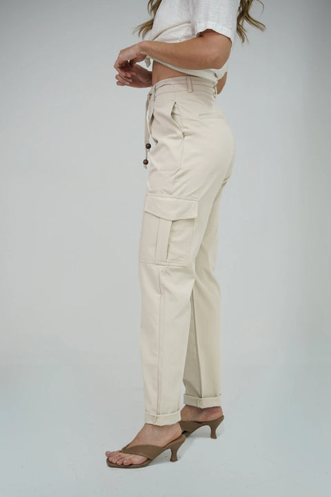 PANTALÓN CARGO DE CORTE RECTO Y CINTURA ALTA CON DETALLE DE CORDÓN REF  0428