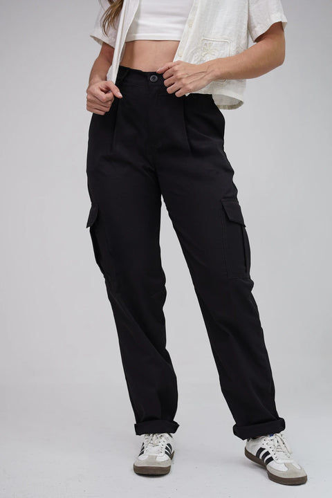 PANTALÓN CARGO DE CORTE RECTO Y CINTURA ALTA CON DETALLE DE CORDÓN REF  0428