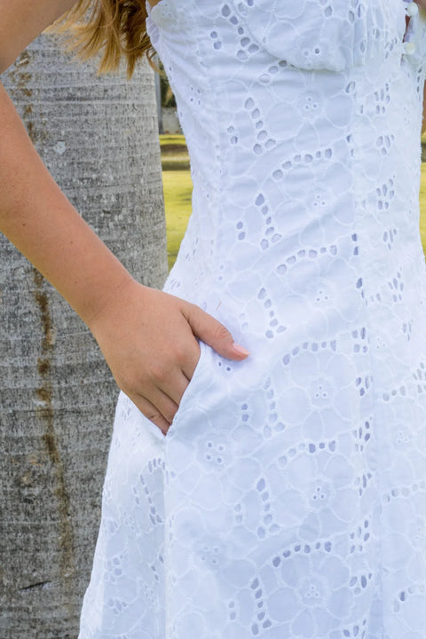 VESTIDO LARGO EN OJALILLO CON DETALLE EN TIRAS, ESCOTE DELICADO Y BOLSILLOS REF 1506