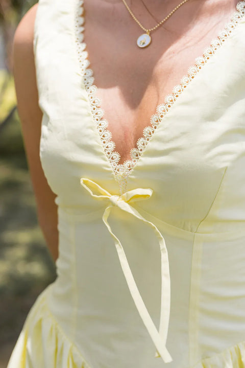 VESTIDO CORTO PRINCESA CON ENCAJE FRONTAL Y FRUNCIDO EN LA ESPALDA REF 1505