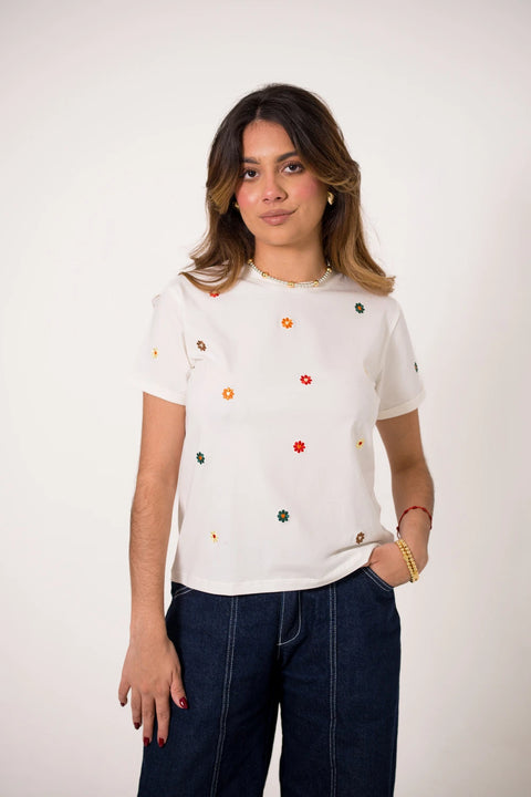 CAMISETA LARGA BORDADA CON DETALLES FLORALES REF 013542